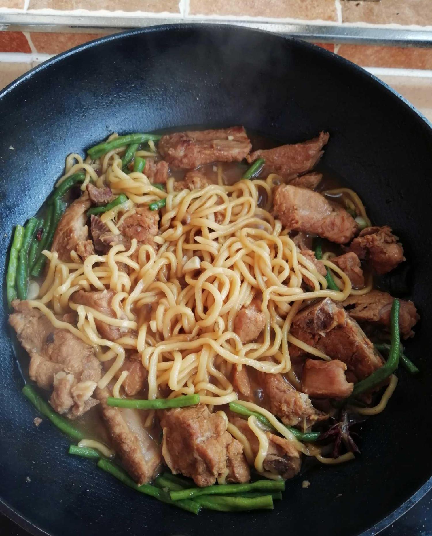 怎么做出正宗的排骨焖面?原来关键的是面条,这样做焖面才好吃